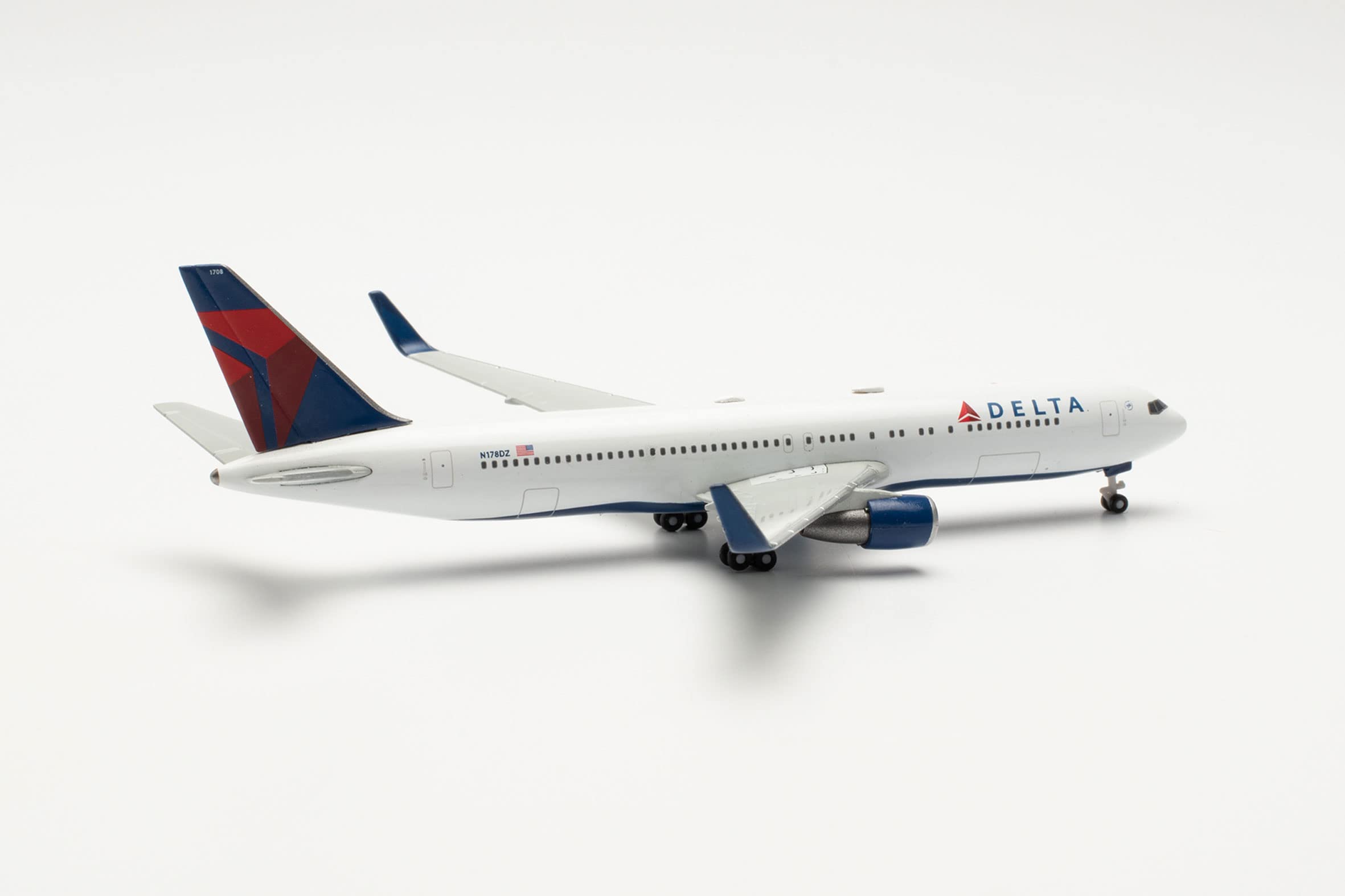 herpa-wings-boeing-767-300-delta-winglets-1-500 image 3