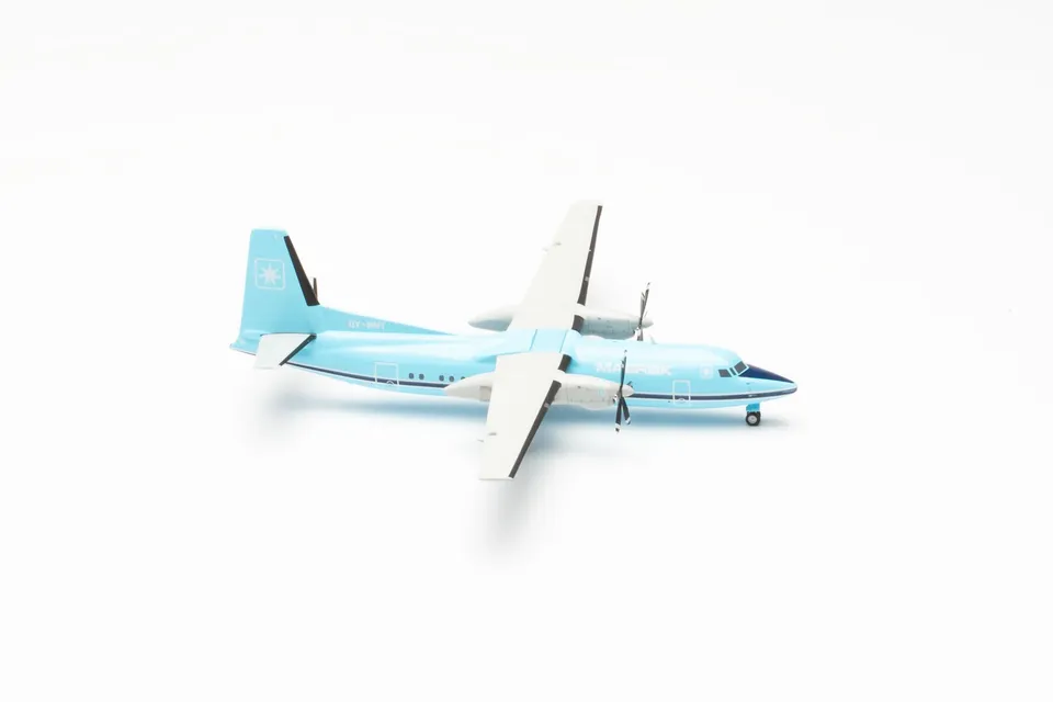herpa-wings-maersk-air-fokker-50-modellflugzeug-oy-mmt-1-200 image 1