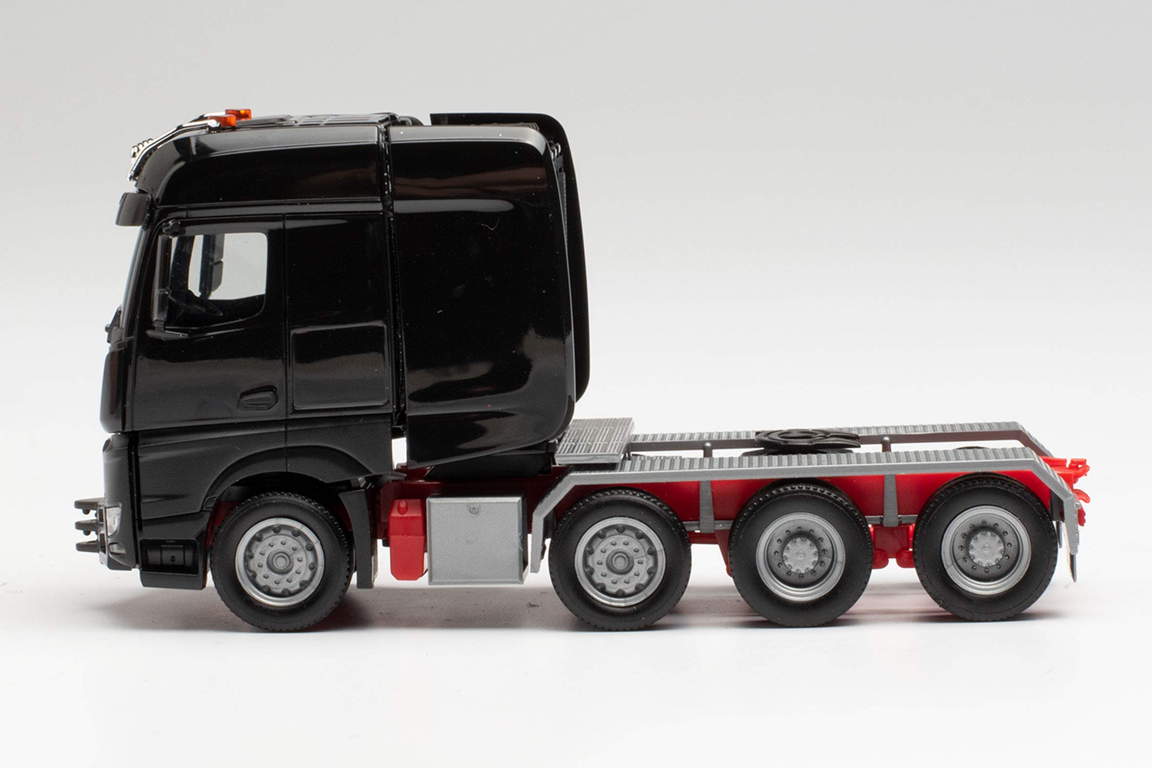 herpa-mercedes-arocs-bigspace-zugmaschine-1-87-schwarz-307734 image 4