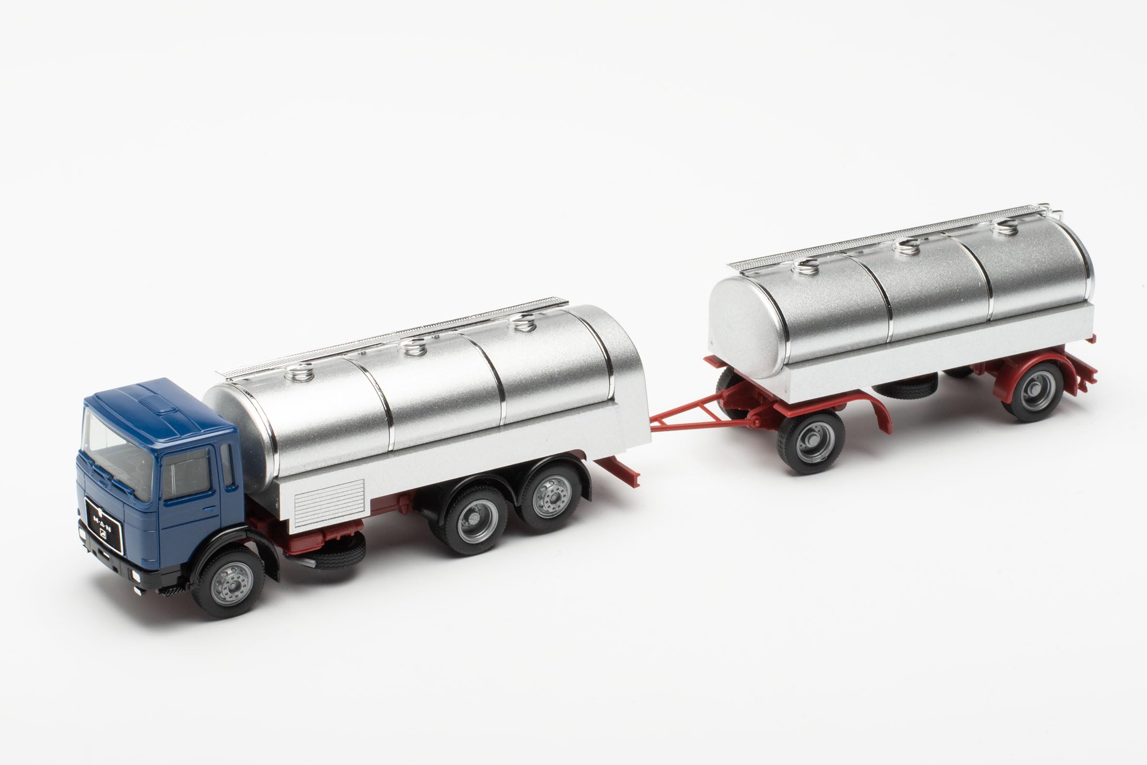 herpa-basic-man-f8-milchtank-h-ngerzug-lkw-modell-1-87 image 3