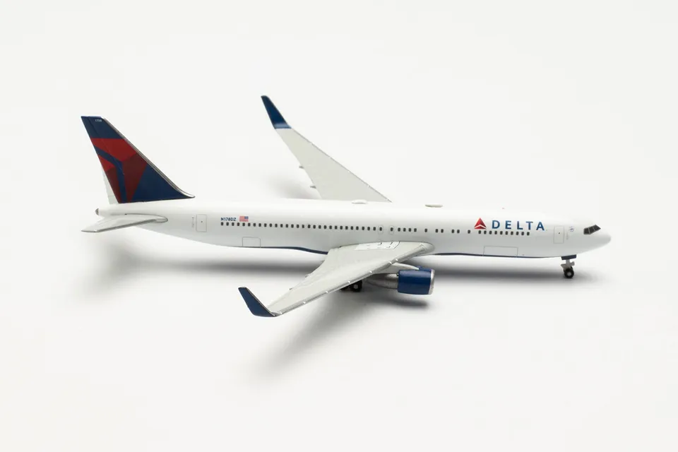 herpa-wings-boeing-767-300-delta-winglets-1-500 image 1