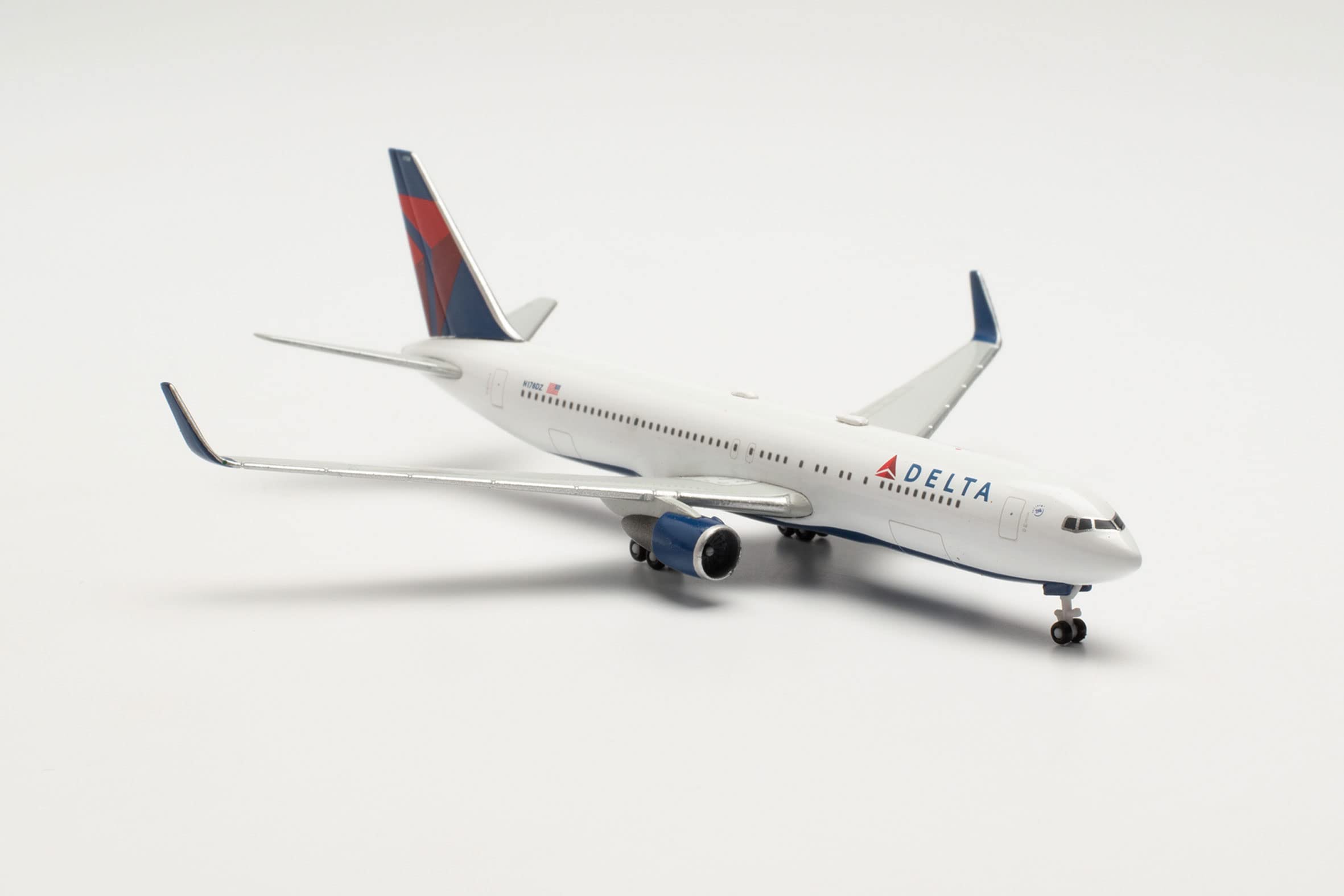 herpa-wings-boeing-767-300-delta-winglets-1-500 image 5