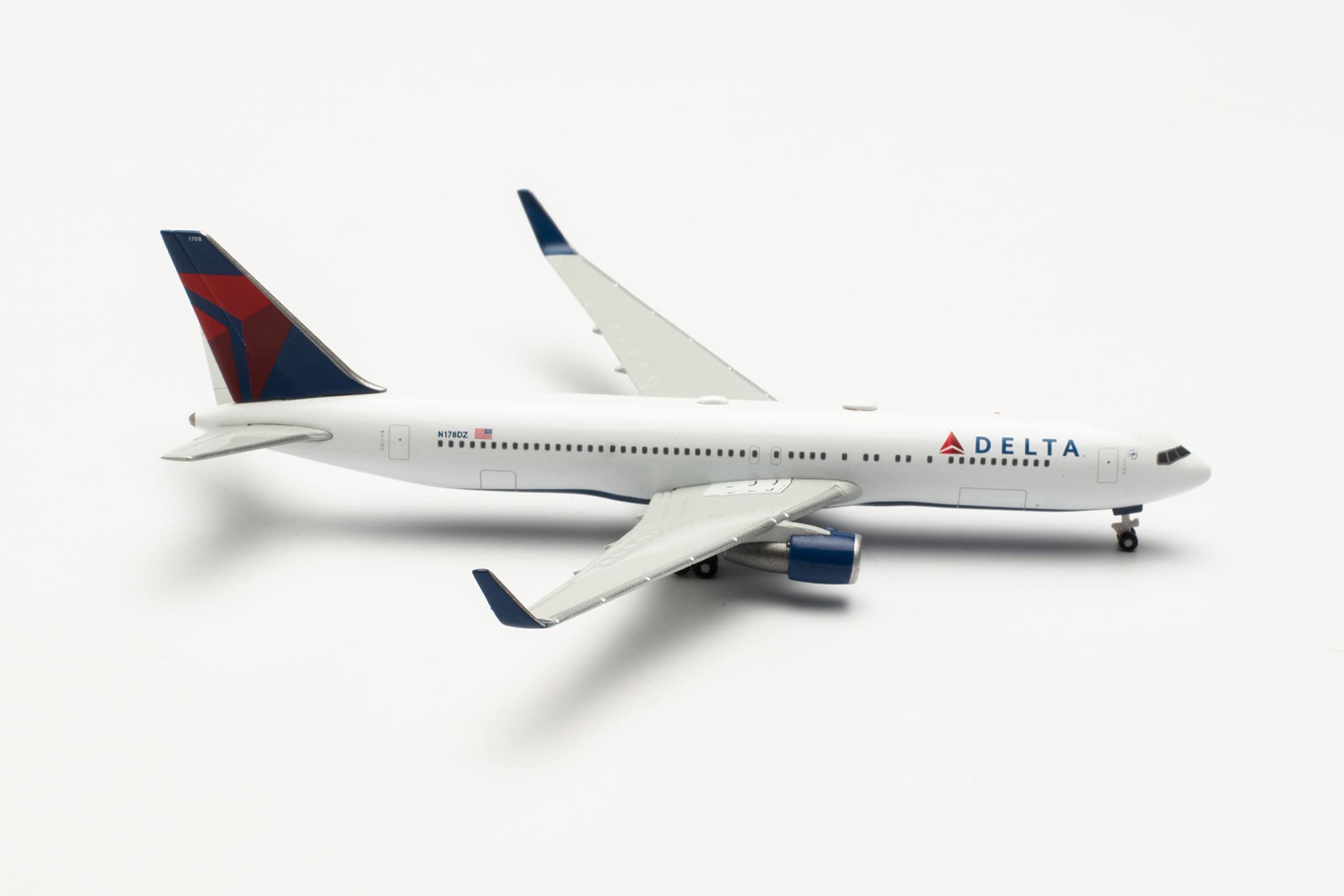 herpa-wings-boeing-767-300-delta-winglets-1-500 image 1