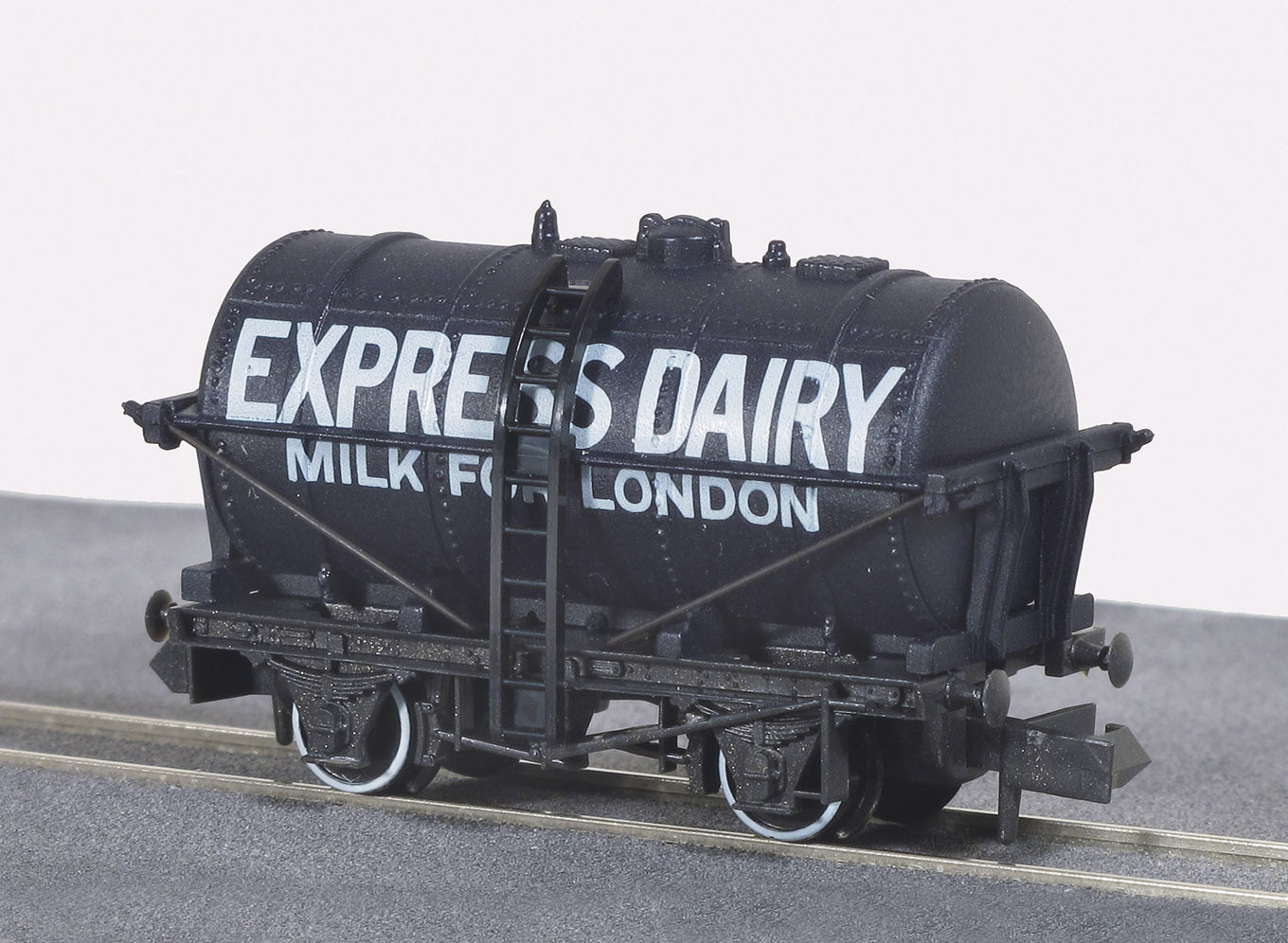 peco-nrp168-milchtankwagen-express-dairies-spur-n image 1