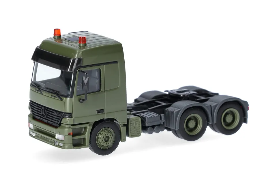 herpa-minitanks-actros-mp1-zugmaschine-1-87-olivgr-n-military image 1