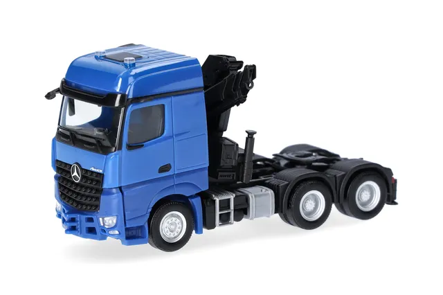 herpa-mercedes-arocs-bigspace-lkw-1-87-enzianblau-mit-kran image 1
