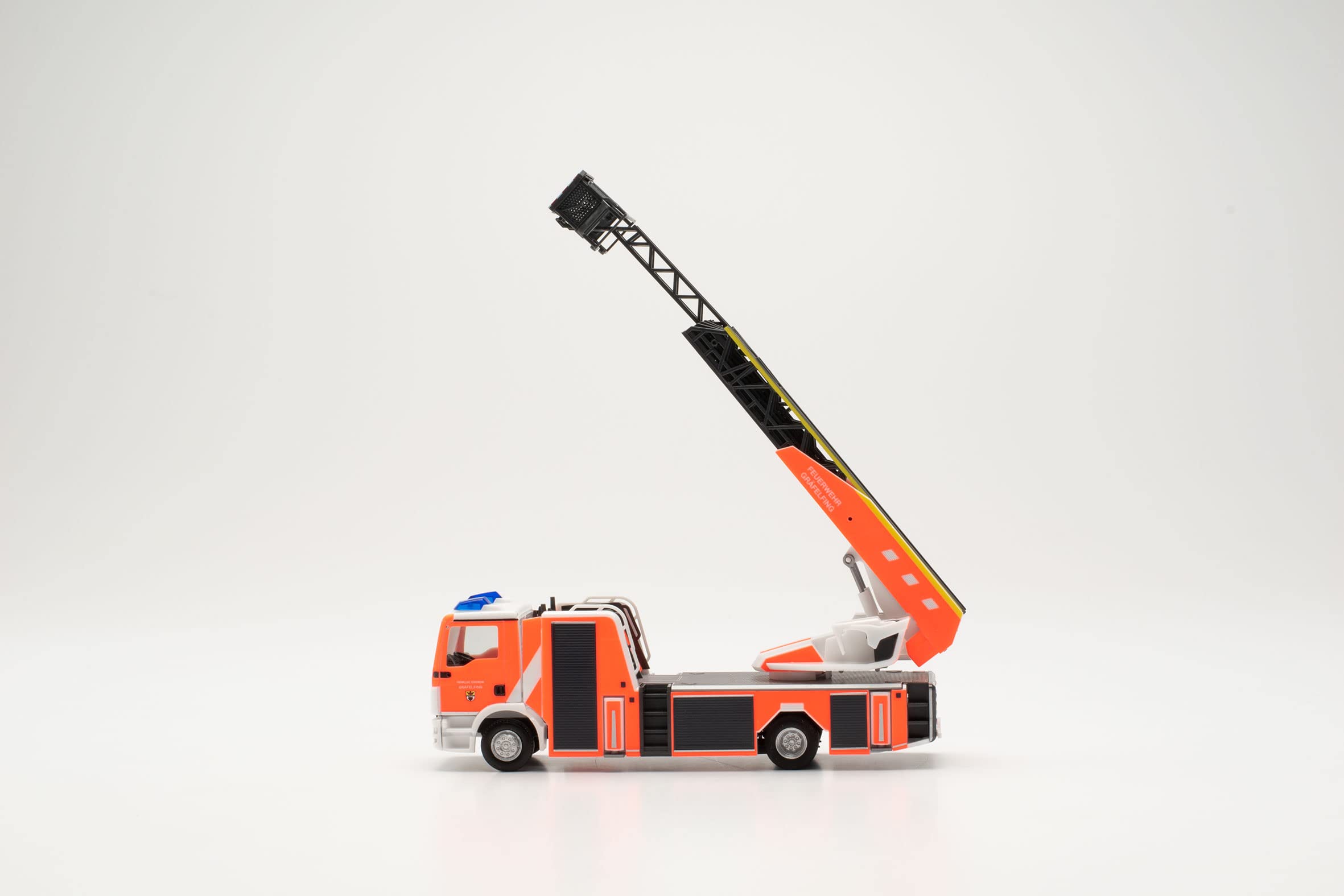 herpa-cars-trucks-man-tgm-rosenbauer-drehleiter-gr-felfing-1-87 image 5