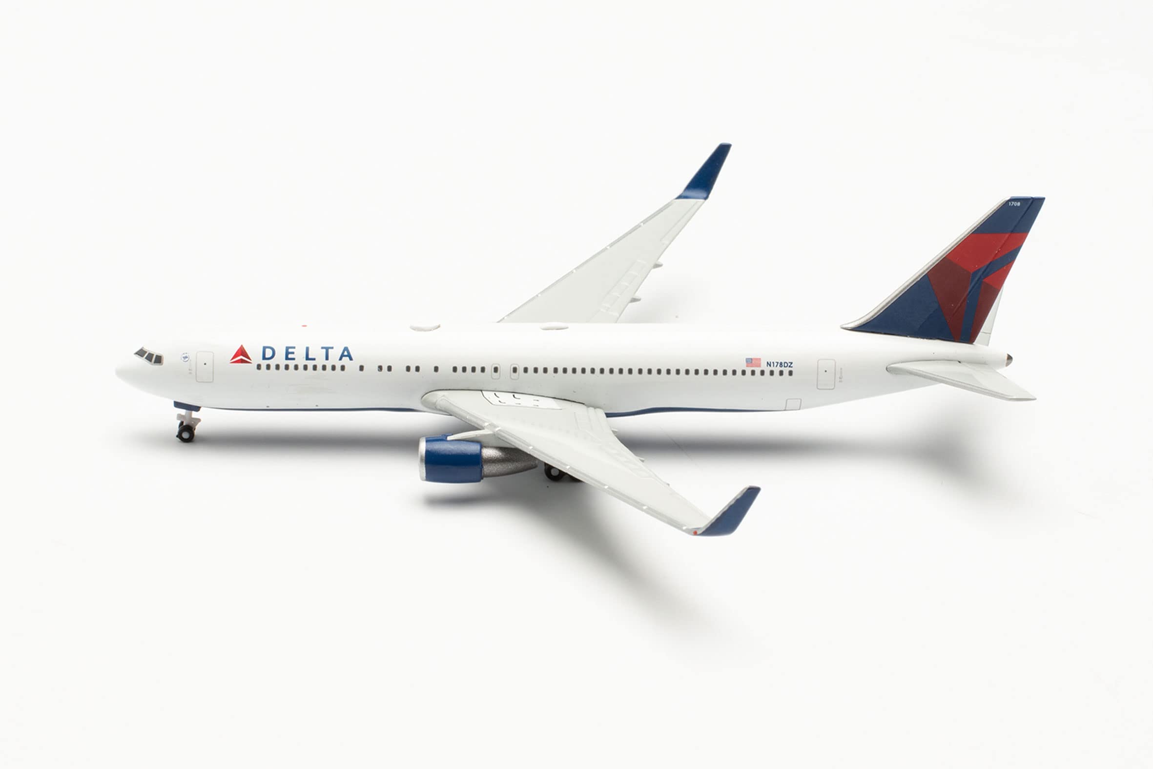 herpa-wings-boeing-767-300-delta-winglets-1-500 image 2