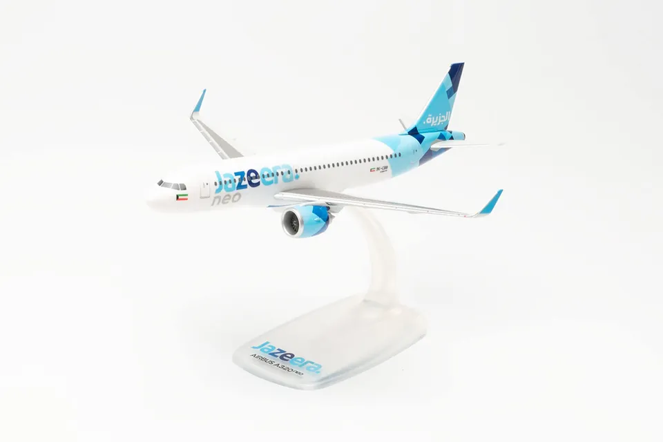 herpa-snapfit-jazeera-a320neo-flugzeugmodell-1-200-wei-blau image 1