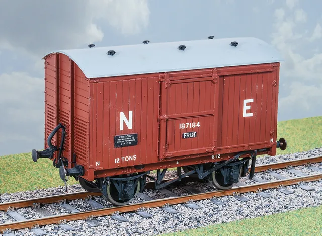 peco-parkside-ps46-lner-fruit-van-g-terwagen-spur-0 image 1