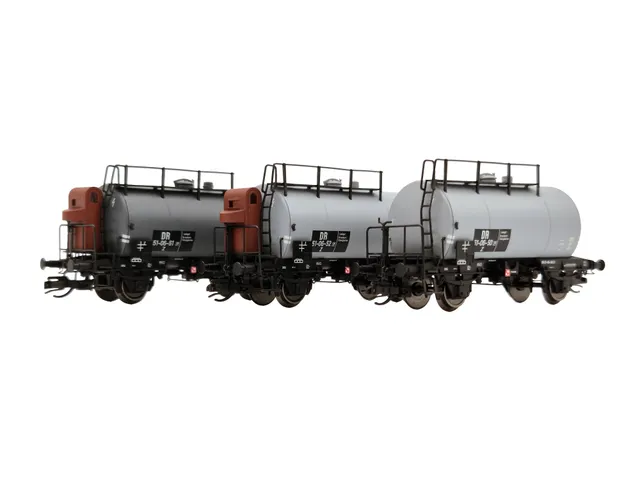 saxonia-g-terwagen-120112-2-deutz-kesselwagen-3er-set-dr-ep-iii-grau image 1