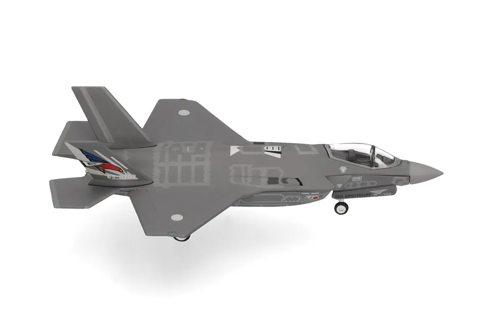 herpa-wings-f-35a-lightning-ii-jet-metall-1-200 image 1
