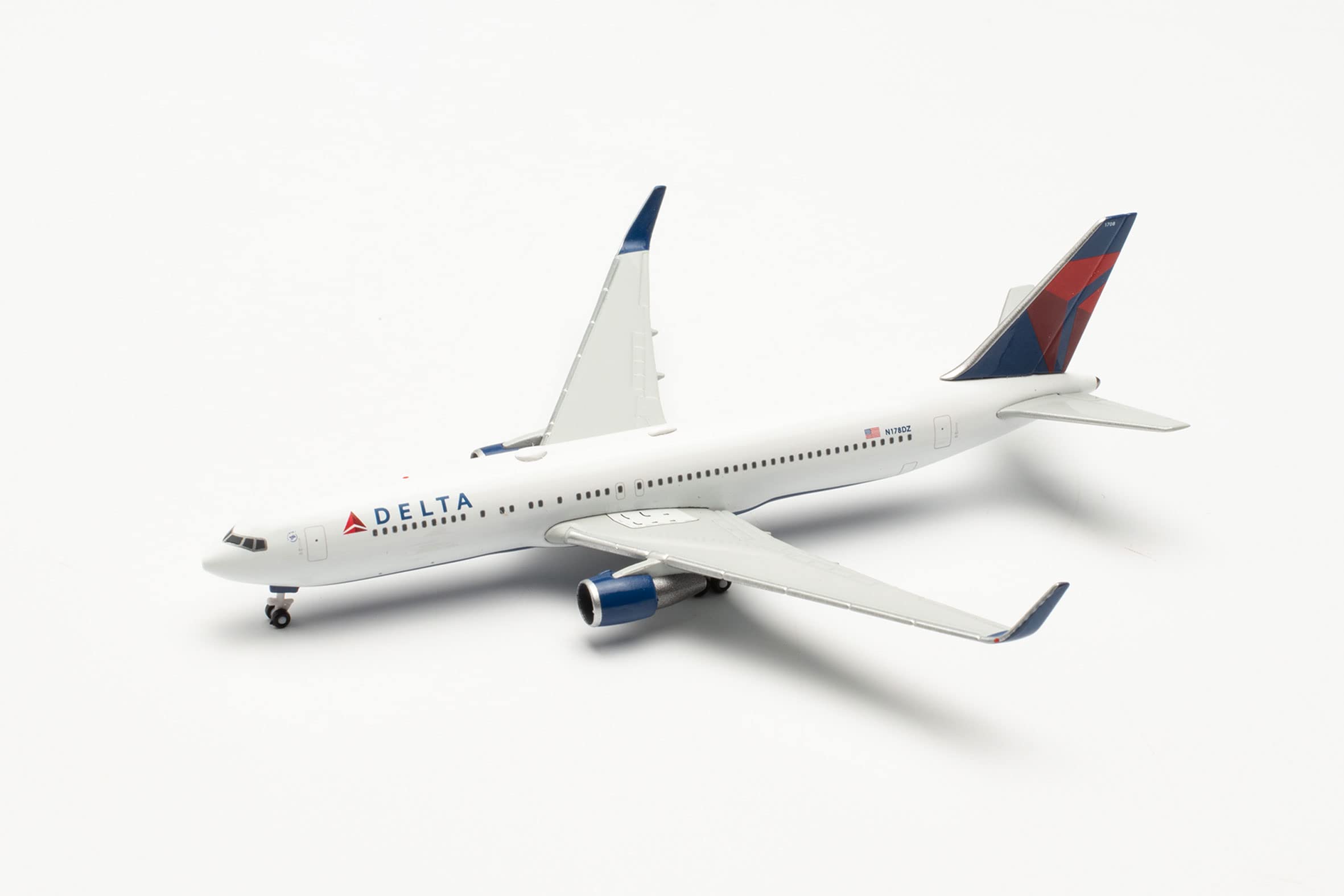 herpa-wings-boeing-767-300-delta-winglets-1-500 image 4