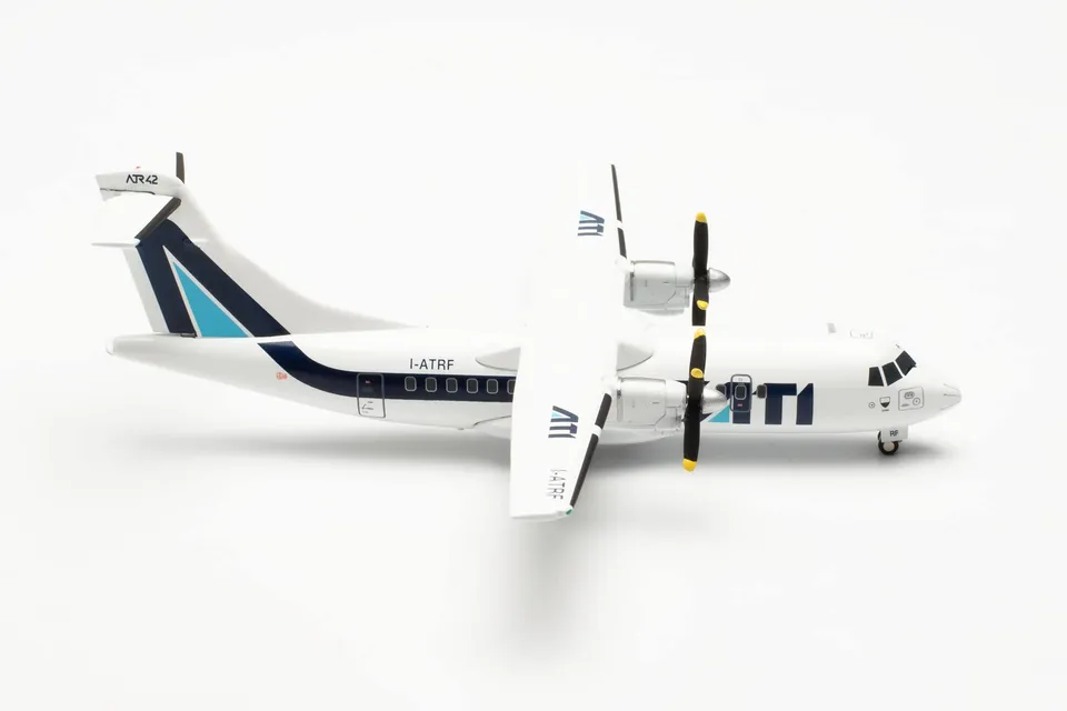 herpa-wings-ati-atr-42-300-flugzeugmodell-1-200-metall image 1