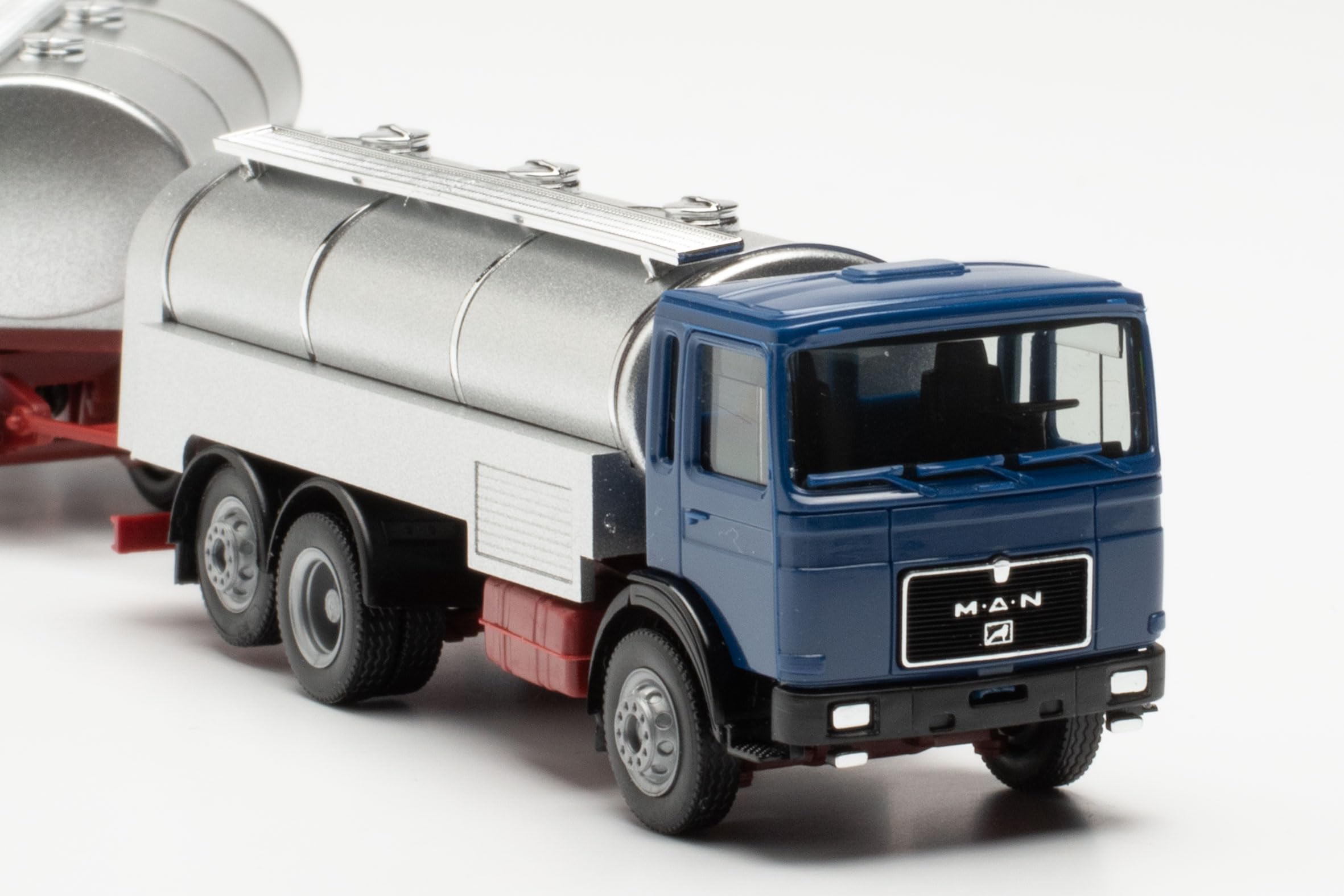 herpa-basic-man-f8-milchtank-h-ngerzug-lkw-modell-1-87 image 4