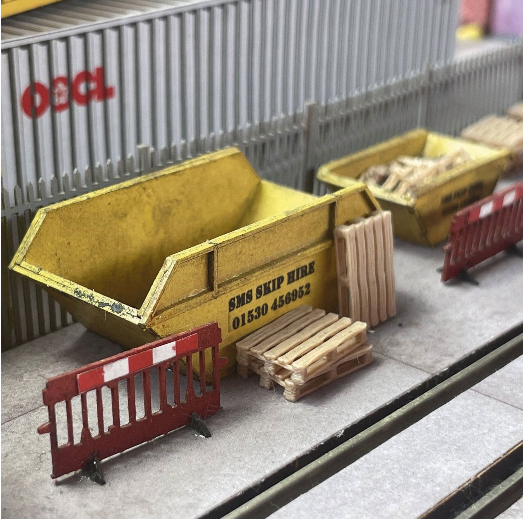 peco-scale-model-scenery-lx110-m-llcontainer-set-oo-h0-5-st-ck image 1