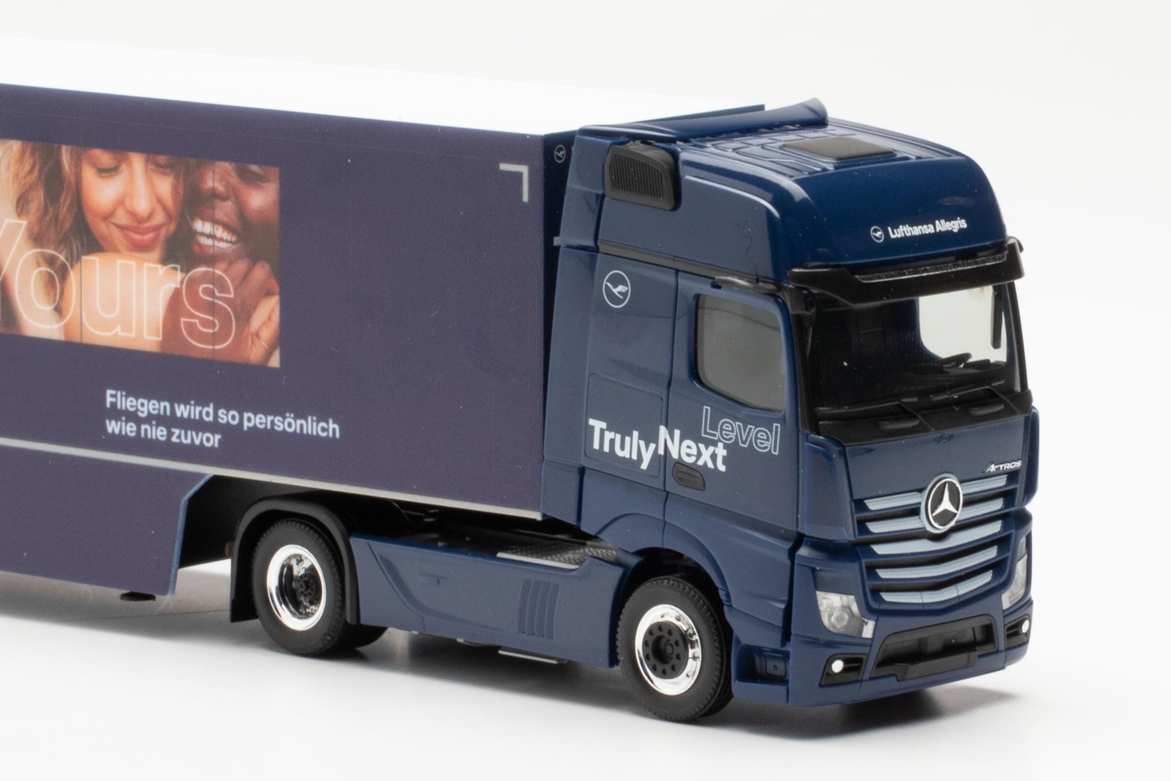 herpa-mercedes-benz-actros-gigaspace-lkw-modell-lufthansa-1-87 image 5