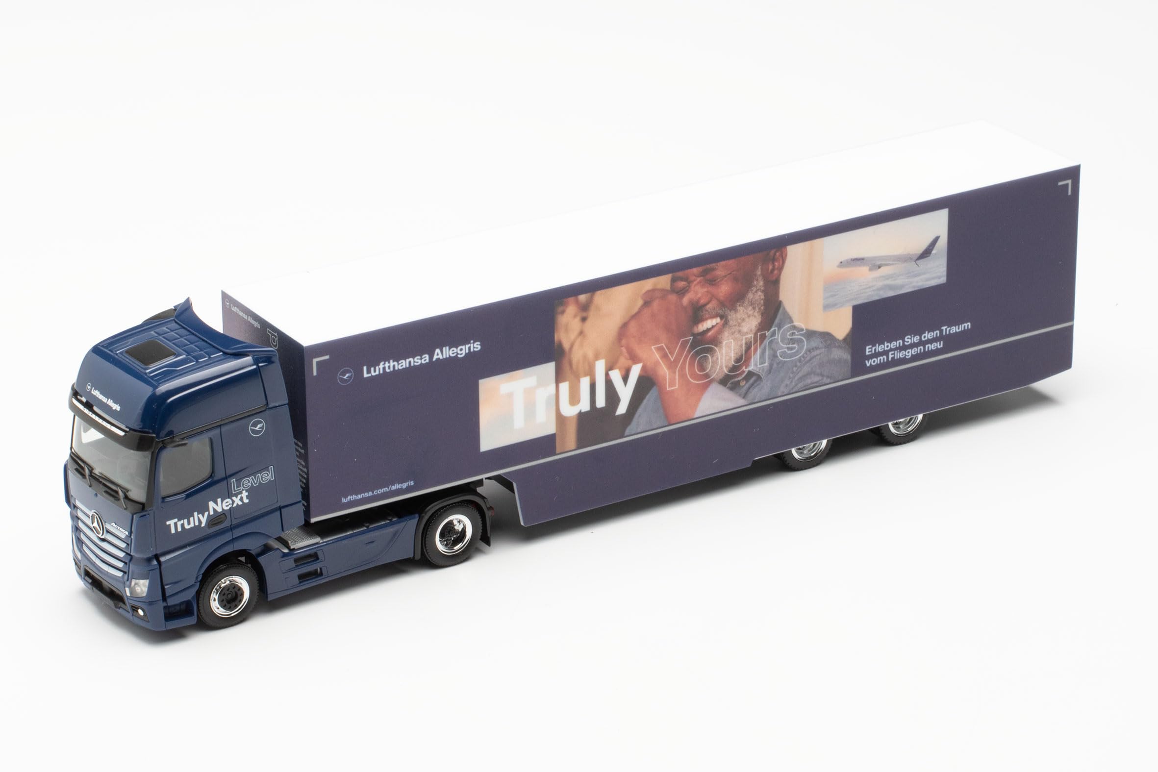 herpa-mercedes-benz-actros-gigaspace-lkw-modell-lufthansa-1-87 image 3