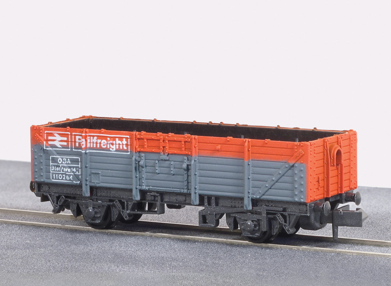 peco-nr11r-offener-g-terwagen-railfreight-spur-n-rot-grau image 1