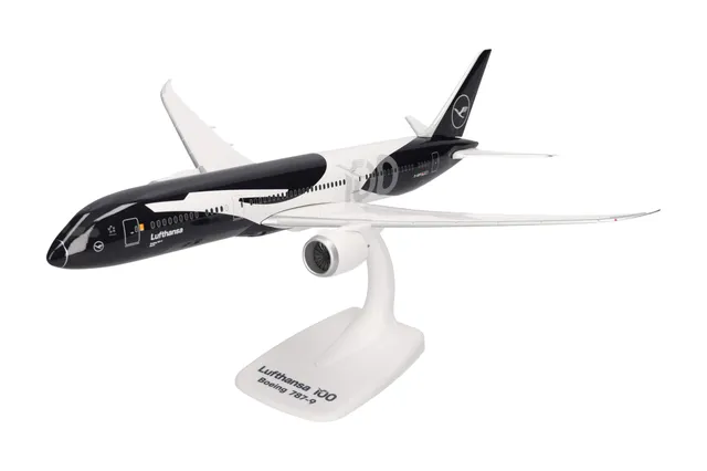 herpa-snapfit-lufthansa-boeing-787-9-dreamliner-1-200 image 1