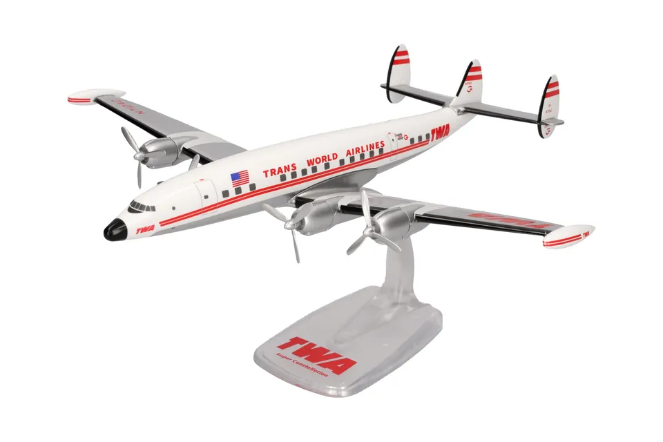 herpa-snapfit-twa-lockheed-l-1049g-flugzeugmodell-1-125-n7104c image 1