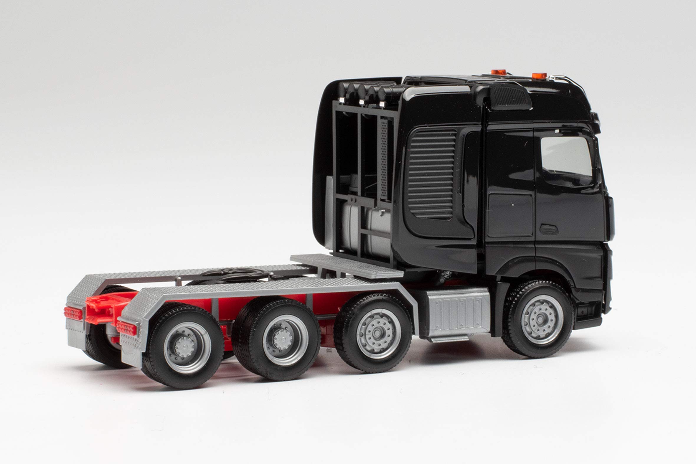 herpa-mercedes-arocs-bigspace-zugmaschine-1-87-schwarz-307734 image 2