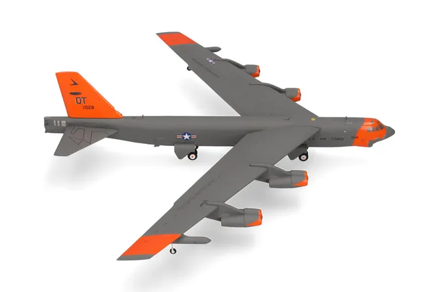herpa-wings-usaf-boeing-b-52h-stratofortress-modellflugzeug-1-200 image 1
