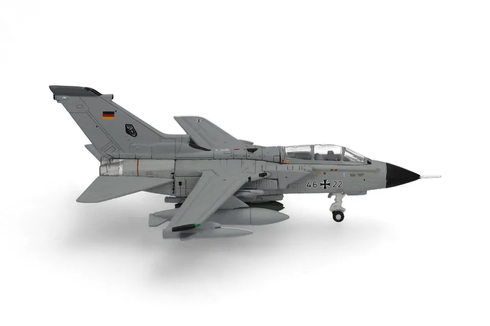 herpa-wings-luftwaffe-tornado-ids-taktlwg-33-flugzeug-1-200 image 1